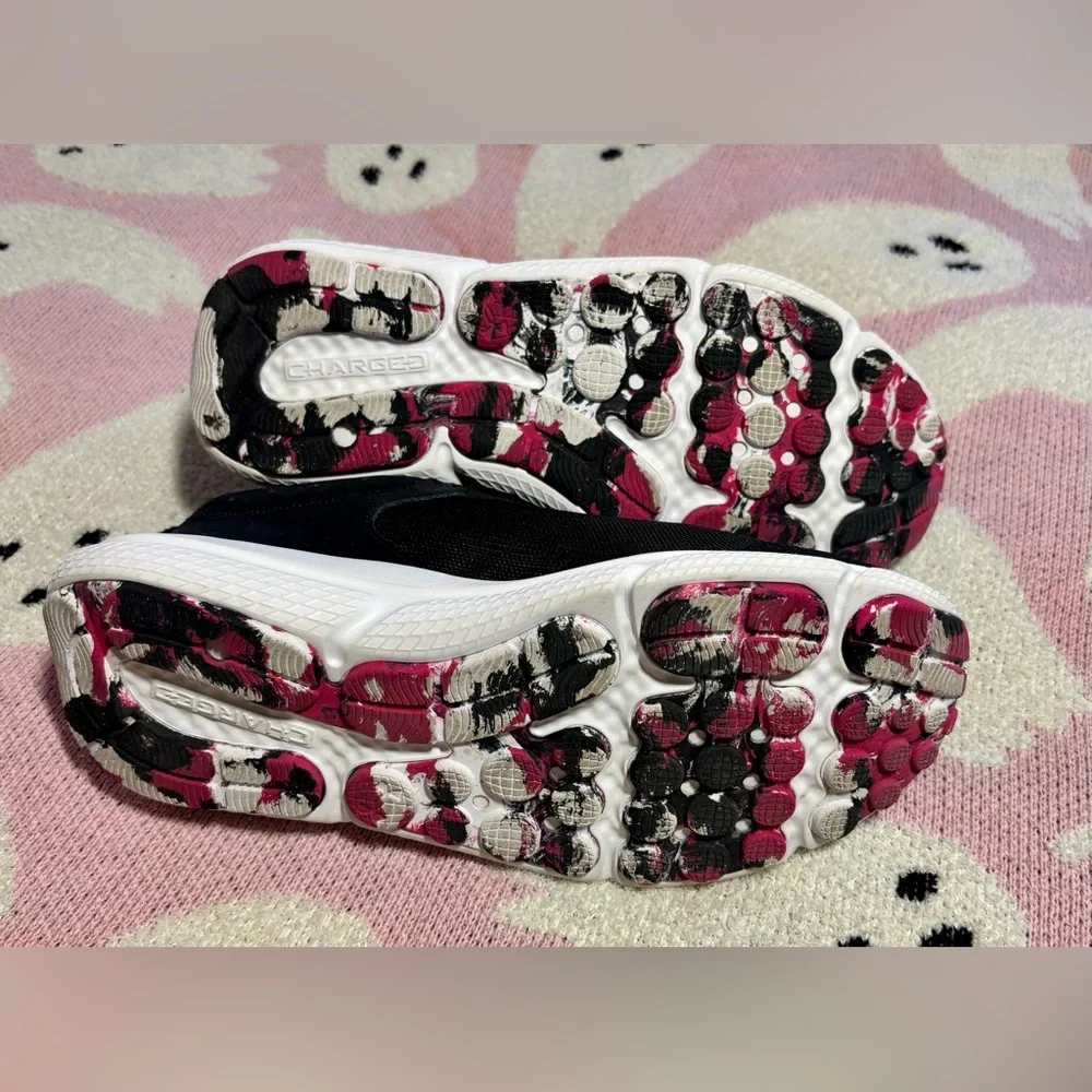 Under Armour Woman’s Black Trainers with Pink Logo - Picture 5 of 5